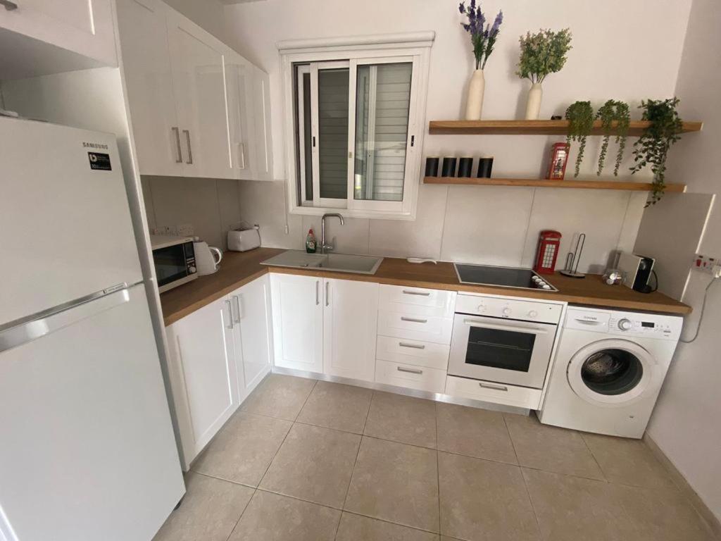 Central Pool-Side 2 Bedroom Apartment In Paphos Exterior foto